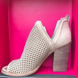 ☘️♥️Vince Camuto Kenza booties ♥️🍀